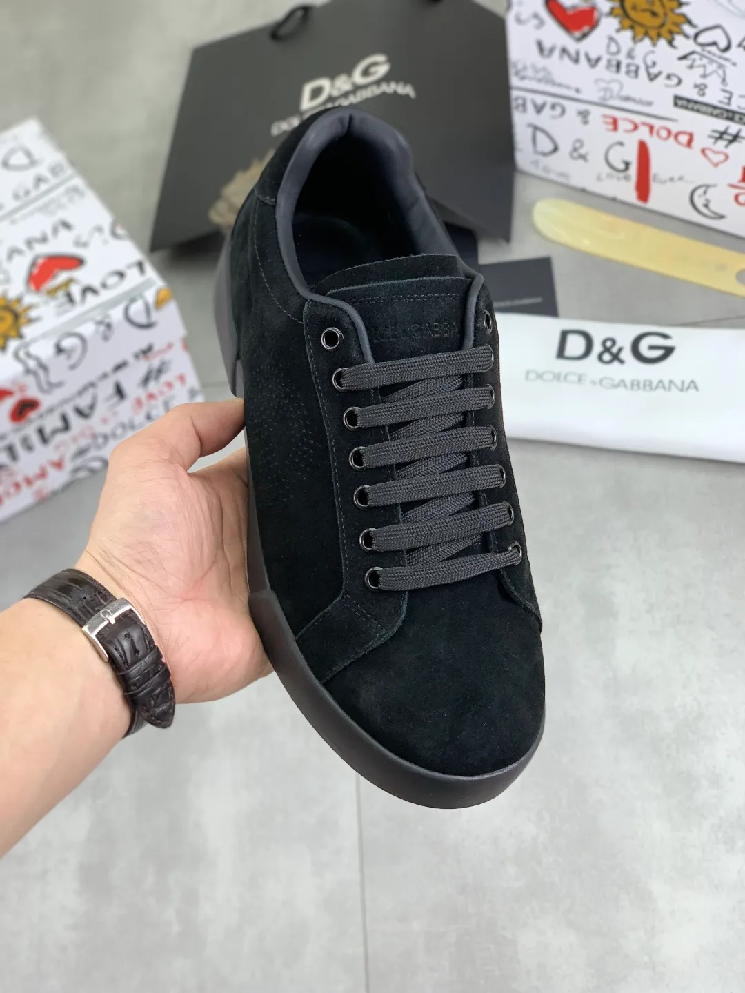 Men's shoes 💰P520💰 [New model] The latest hot model, top original quality, the official website is synchronized with "DOLCE&GABBANA [Dolce & Gabbana] ~ High Quality." Effect Low-top casual DG men's shoes, loved by many celebrities, using high-end imported first-layer frosted calfskin with punched logo design + cowhide feet, simple and elegant, perfectly interpreting the latest inspiration for shoes, integrating classics and fashion. Luxurious dream, dominating fashion Suitable for drivers, light and comfortable to drive, light and breathable for outdoor travel, high-end quality, trustworthy, 4️⃣colors🉑️ to choose from! Code number: 38-46